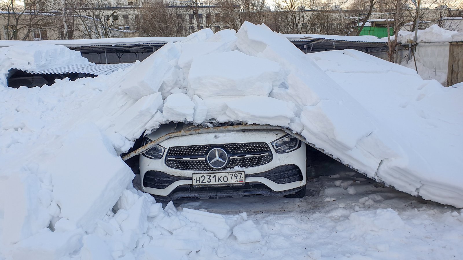 Буксует! Эксперт назвал 5 роковых ошибок при откапывании авто из снега