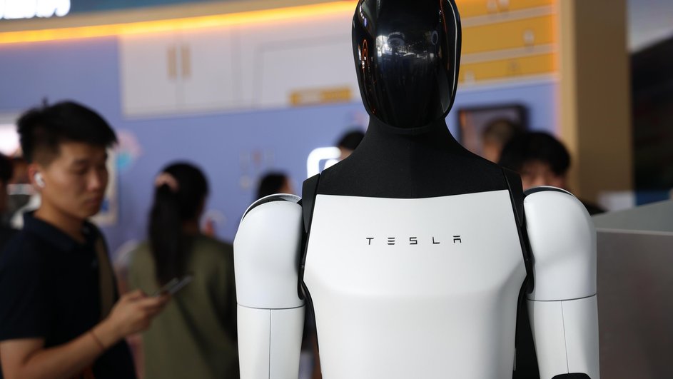 В Tesla показали, как двуногий робот Optimus ловко гуляет на природе В Tesla показали, как двуногий робот Optimus ловко гуляет на природе