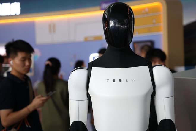 В Tesla показали, как двуногий робот Optimus ловко гуляет на природе