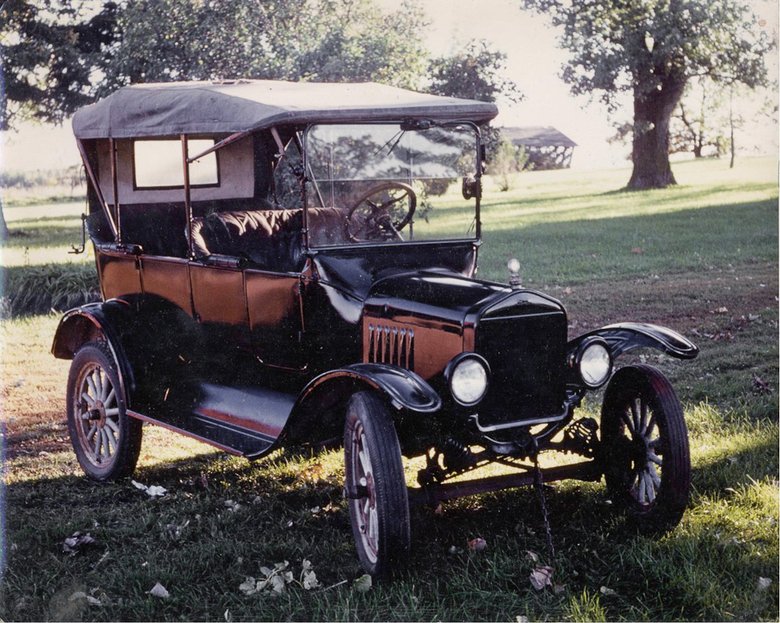 Обратите внимание: этот Ford T 1917 модельного года оснащен механическим стеклоочистителем. Причем на тот момент действие патента Мэри Андерсон еще не закончилось — мог бы получиться вполне достойный повод для судебной тяжбы