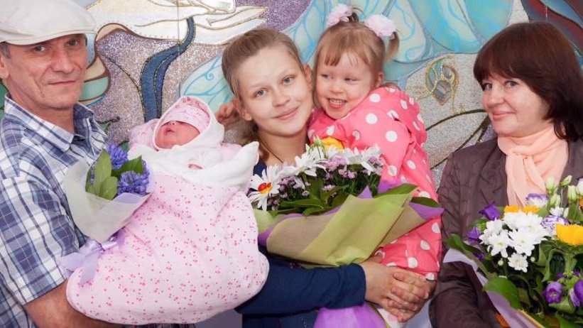 Юлия Пересильд с детьми и родителями, фото: соцсети Юлия Пересильд с детьми и родителями, фото: соцсети