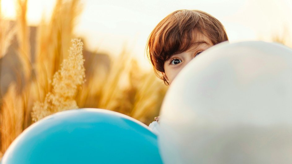 Ребенок в поле за воздушным шариком