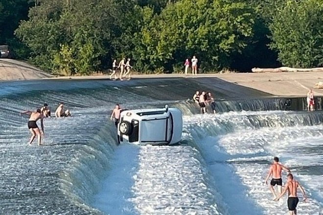 Нива в водопаде