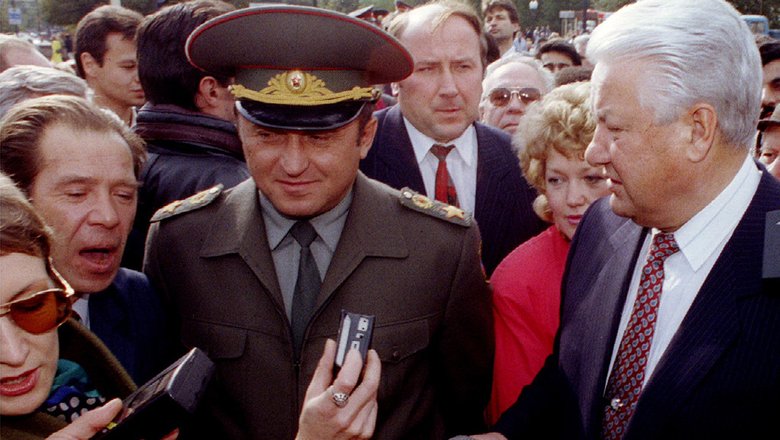 Министр обороны Павел Грачев и президент Борис Ельцин