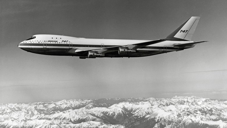 Первые версии Boeing 747-100 могли вмещать до 366 пассажиров в зависимости от компоновки. Как правило, наверху располагался салон первого класса