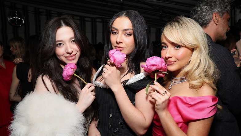 Майки Мэдисон, Charli XCX, Сабрина Карпентер Майки Мэдисон, Charli XCX, Сабрина Карпентер