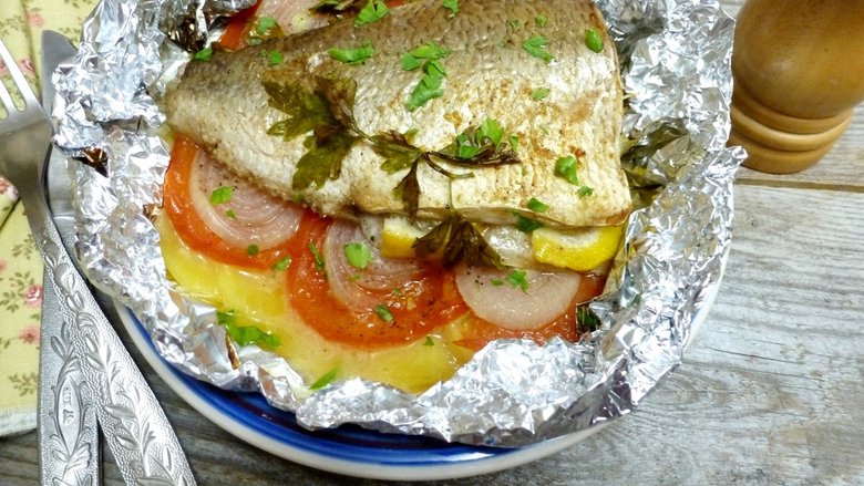 Рыба в фольге в духовке с гречкой и овощной подушкой