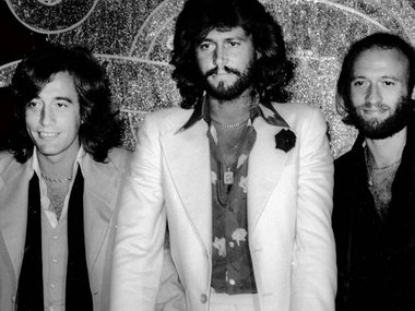 Slide image for gallery: 10493 | Bee Gees. Группу  Bee Gees в конце 50-х годов основали три брата: Барри Гибб, Робин Гибб и Морис Гибб. Братья начинали музыкальную карьеру в Англии, и первые 15 лет буквально прозябали в бесславии. Группа играла рок-н-ролл