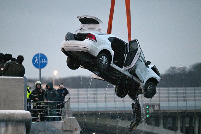 Сотрудники спасательной службы МЧС РФ достают легковой автомобиль, упавший в Москву-реку на Лужнецкой набережной. Водитель автомобиля не справился с управлением.