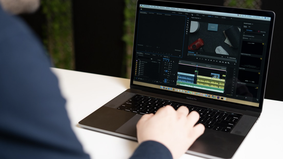 мужчина с MacBook Pro мужчина с MacBook Pro