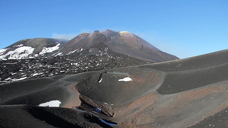 Дым выходит из одного из кратеров Этны (на заднем плане). Фото: Алиса Веселкова / Chrdk.