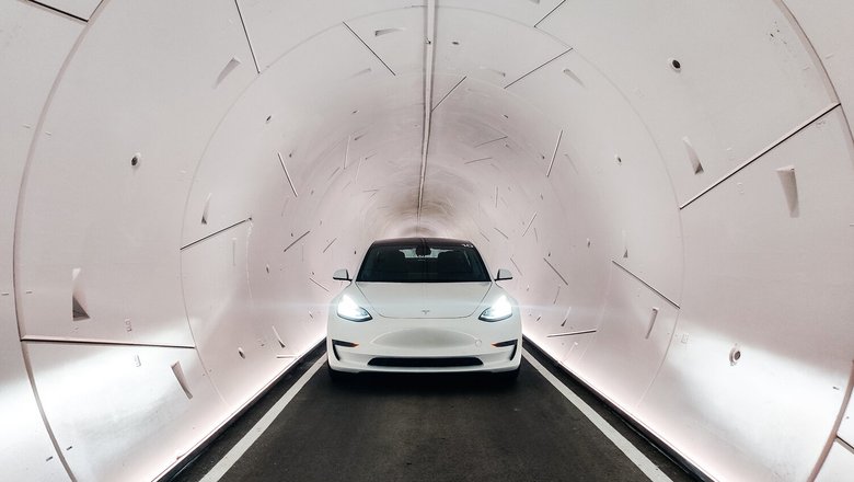 Tesla внутри одного из уже готовых туннелей HyperLoop. Фото: The Boring Company