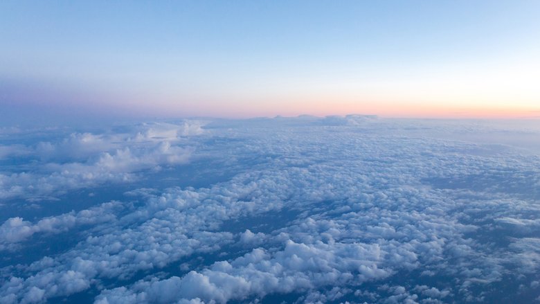 Небо из окна самолёта. Фото: Depositphotos