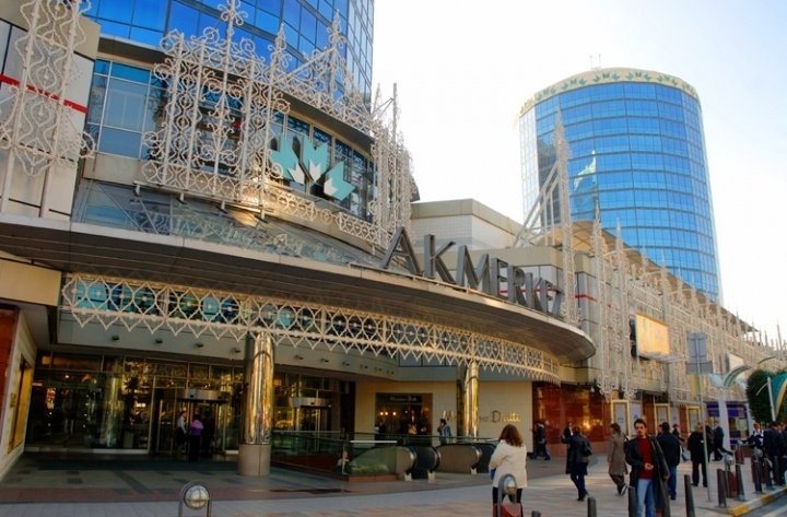 Торговый центр Akmerkez в середине 90-х получал престижные награды The Best Shopping Mall in Europe и The Best Shopping Mall in the World и держит высокую марку по сей день