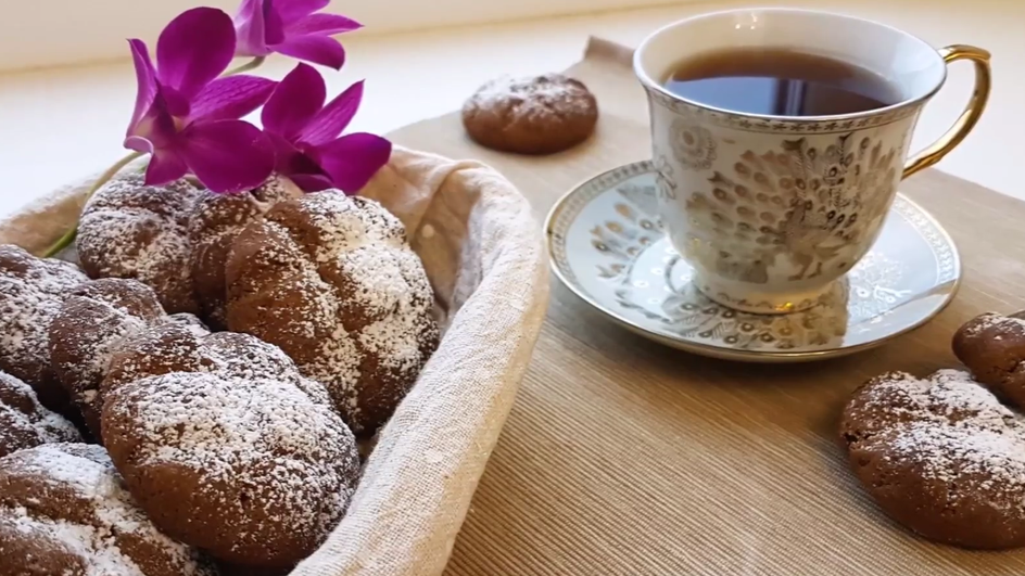 Ржаные постные пряники лежат в корзинке рядом с чашкой чая