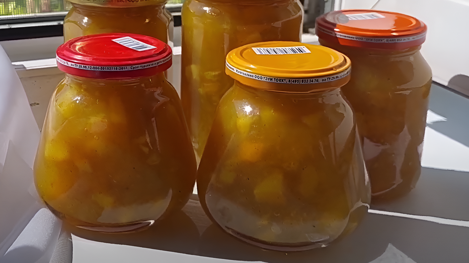 Варенье из огурцов с имбирем и сахаром в банках стоят на окне Варенье из огурцов с имбирем и сахаром в банках стоят на окне