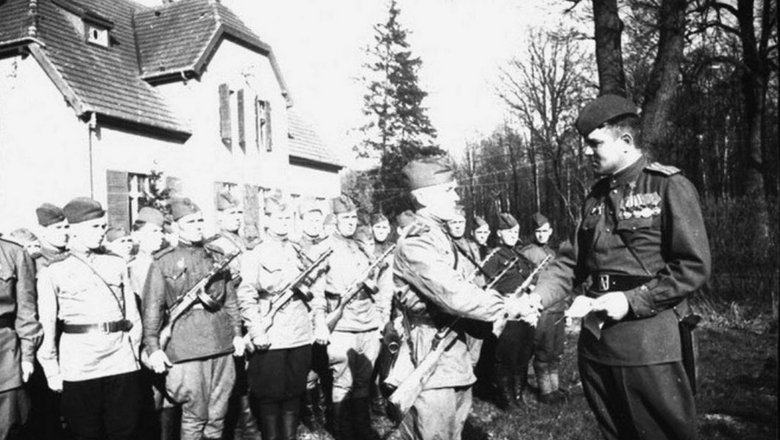 Действующая армия. Герой Советского Союза подполковник Н.Волков вручает грамоту с благодарностью товарища Сталина гвардии старшине М. Фролову. Фото военного корреспондента "Правды" Я. Рюмкина. Доставлено летчиком старшим лейтенантом И. И. Рыжковым.