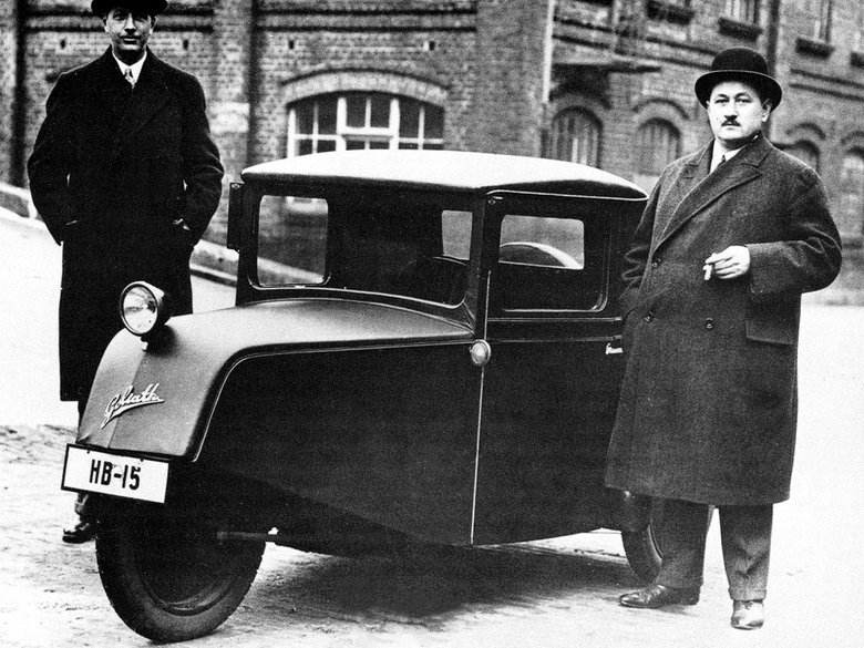 Карл Боргвард и его компаньон Вильгельм Текленборг рядом с первой легковушкой фирмы — трехколесным Goliath Pioneer