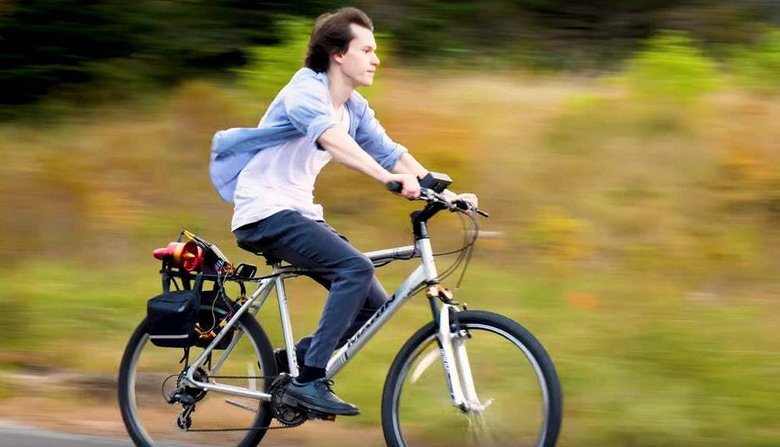 Уникальные возможности велосипеда с реактивным двигателем показал на видео блогер из Ростова