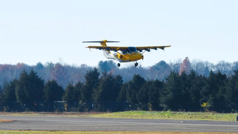 Electra EL-2 Goldfinch взлетает в региональном аэропорту Манассас в Вирджинии.