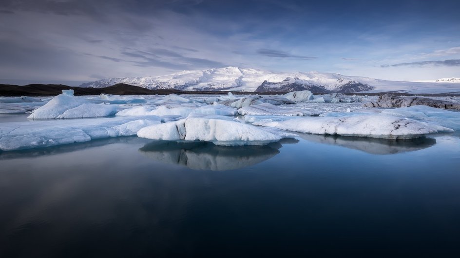 Ледяные глыбы в воде Ледяные глыбы в воде