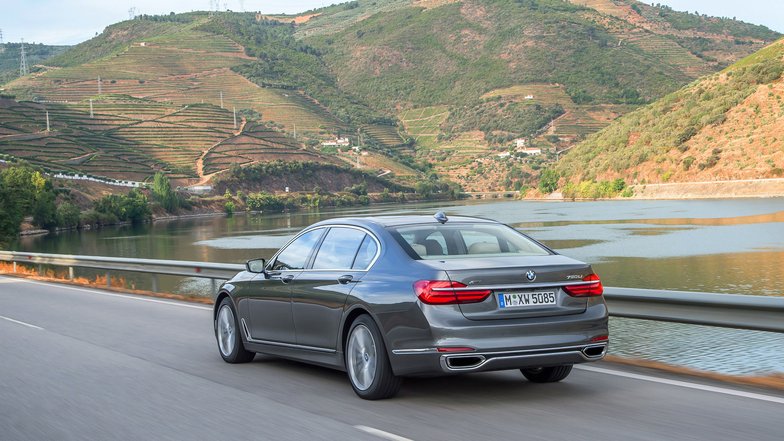 slide image for gallery: 17775 | BMW 7 серии в Португалии