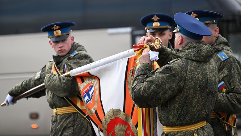 Военнослужащие перед началом генеральной репетиции военного парада в честь Победы в Великой Отечественной войне. 2024 год. Военнослужащие перед началом генеральной репетиции военного парада в честь Победы в Великой Отечественной войне. 2024 год.