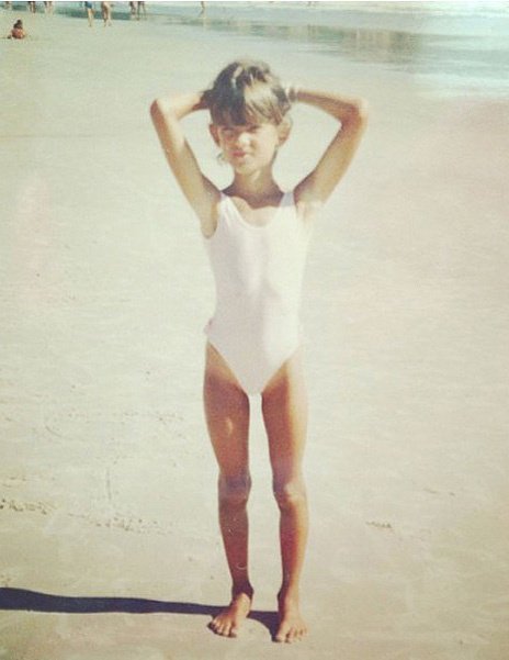 Модель Алессандра Амбросио с детства любила позировать на пляже