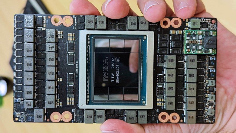 Системная плата графического процессора Nvidia H100. Видна многочиплетная компоновка и огромное количество элементов питания
