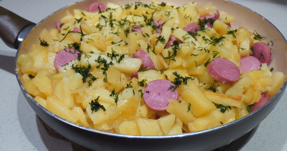 Жареная картошка с сосисками.