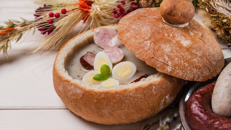 Хлебная тарелка супа из белых грибов стоит на столе