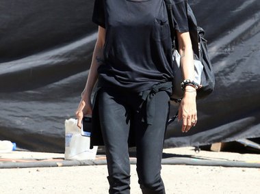Slide image for gallery: 3516 | Комментарий «Леди Mail.Ru»: Анджелина Джоли иногда лишь «разбавляет» свой повседневный образ широкополой шляпой