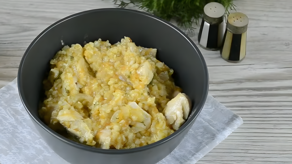 Тарелка пшеничной каши с курицей и яйцом стоит на столе Тарелка пшеничной каши с курицей и яйцом стоит на столе