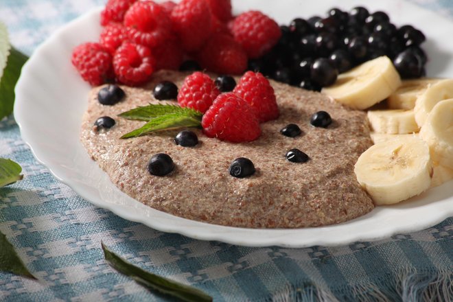 Content image for: 490600 | Из молотых семян льна можно приготовить вкусную кашу — достаточно залить их горячей водой, добавить по вкусу мед или ягоды