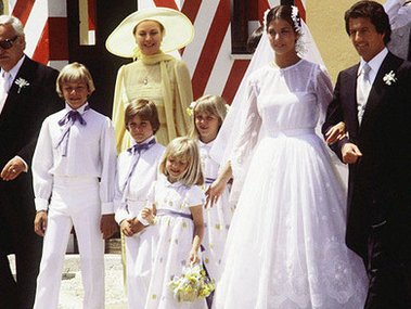 Slide image for gallery: 833 | Дочь принцессы Келли и принца Ренье Каролина в первый раз вышла замуж 28 июня 1978 года за банкира и плейбоя Филиппа Жюно. Невесте было всего 19, жениху - 36 лет. Родители противились этому браку, но затем вынуждены были смир