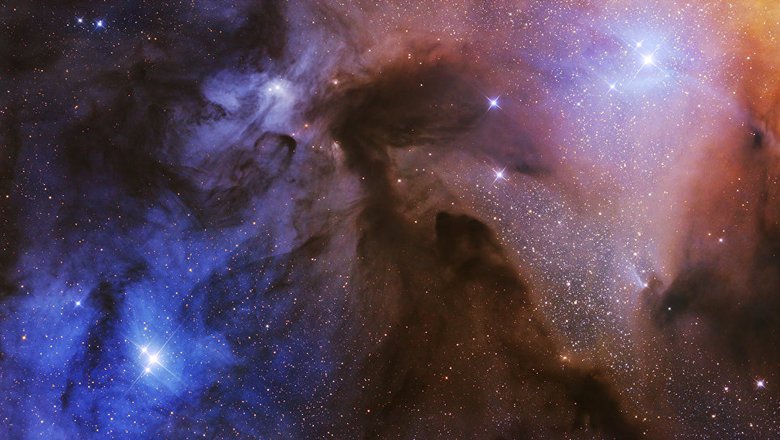 Снимок был сделан на ферме в Намибии неподалеку от горы Гамсберг. Туманность Ро Змееносца — одна из ближайших областей активного звездообразования, располагается на расстоянии в 400 световых лет от Земли.