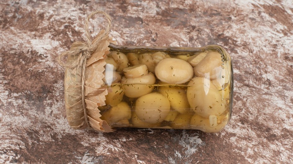 Маринованные белые грибы в стеклянной банке Маринованные белые грибы в стеклянной банке