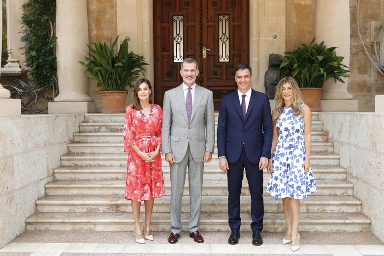 Королева Летиция и Филипп VI на встрече с премьер-министром Испании Педро Санчесом и его женой в 2018 году. Источник: legion-media.ru