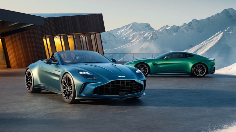 На террасе стоят Aston Martin Vantage Roadster и Aston Martin Vantage Coupe