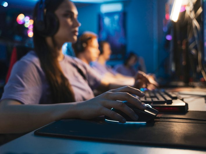 Девушка играет в браузерную игру Девушка играет в браузерную игру