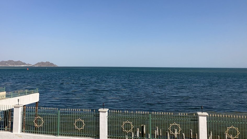 Вид на Каспийское море — крупнейшее соленое озеро в России