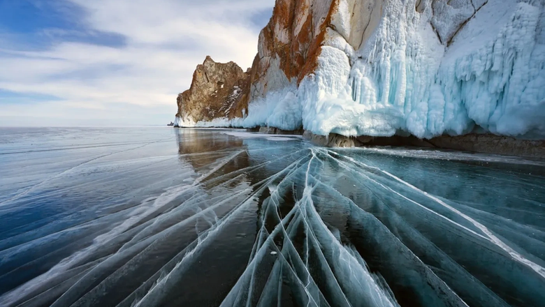 Лед сковал озеро Байкал зимой.