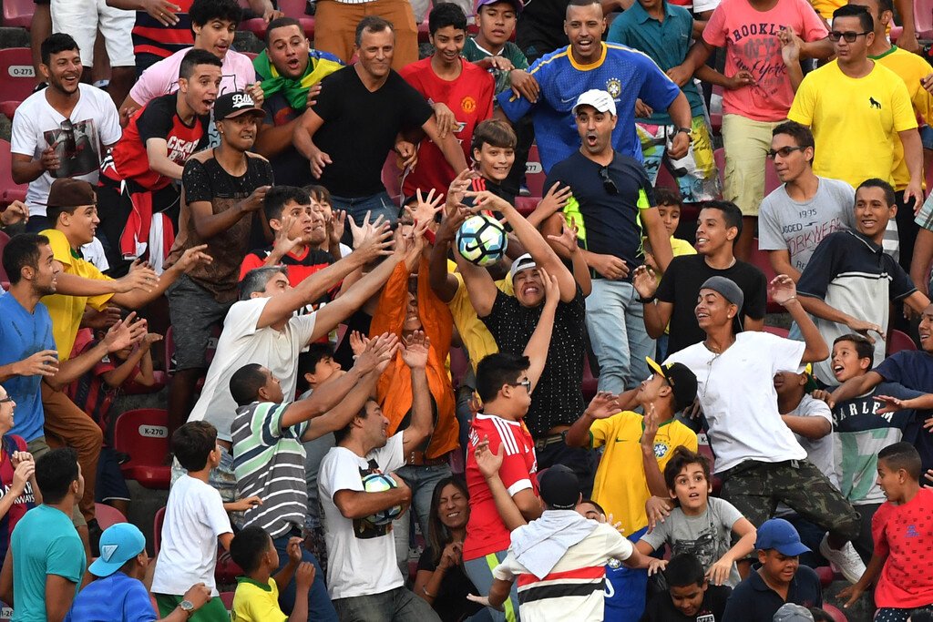 Почему зрителям в футболе нельзя забирать улетевший на трибуны мяч: шокирующие последствия