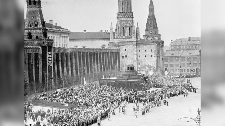 Несмотря на то, что традиция Первомайских гуляний появилась еще в царское время, именно в Советской России этот праздник стал государственным и приобрел ярко выраженную политическую окраску.
