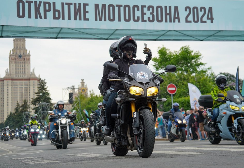 Участники заезда Московского мотофестиваля на Садовом кольце