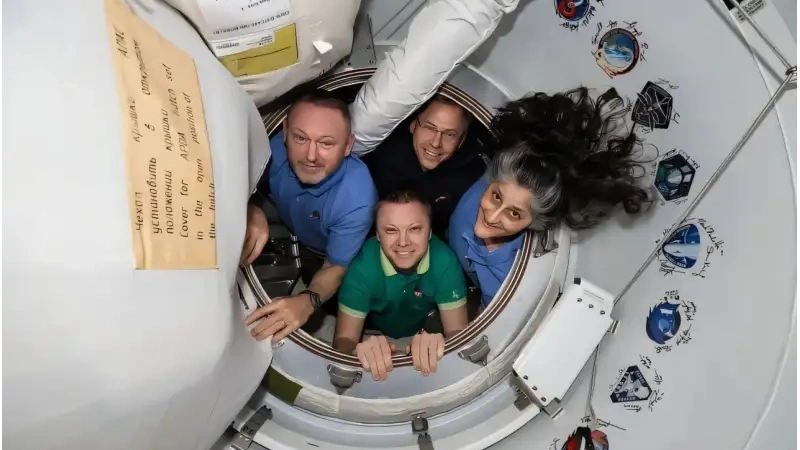 "Застрявшие" астронавты Starliner Барри Уилмор и Сунита Уильмс (в голубом) вместе с экипажем Crew-9: Ником Хейгом (в черном) и Александром Горбуновым (в зеленом) "Застрявшие" астронавты Starliner Барри Уилмор и Сунита Уильмс (в голубом) вместе с экипажем Crew-9: Ником Хейгом (в черном) и Александром Горбуновым (в зеленом)