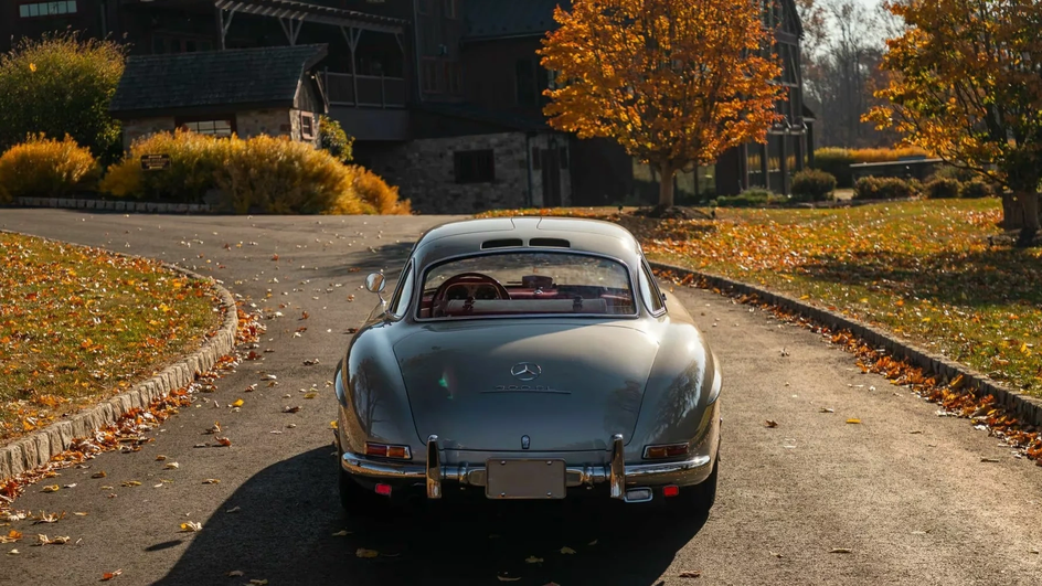 Неназванный покупатель отдал за Mercedes-Benz 300SL Gullwing 1957 года в идеальном состоянии почти 1,5 млн долларов