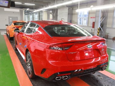 slide image for gallery: 27338 | Kia Stinger(c)