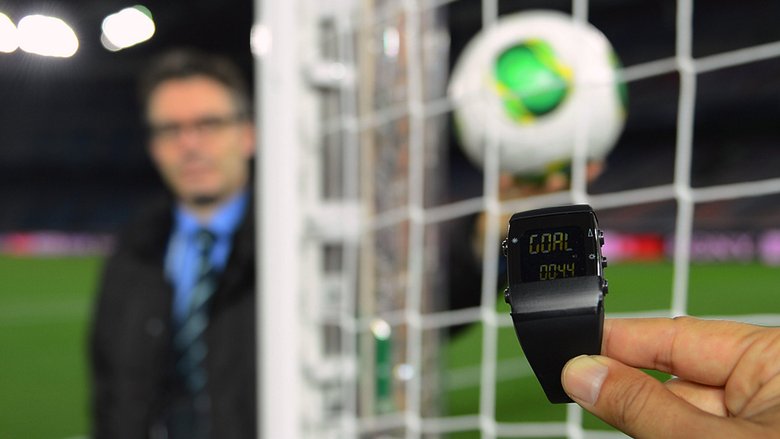 Только мяч оказывается в воротах, судья получает сигнал. / Фото: ФИФА
