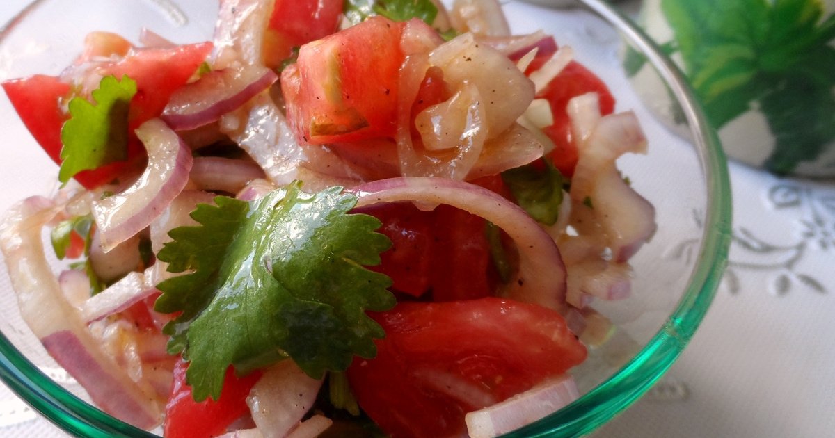 Как замариновать лук для салата с помидорами